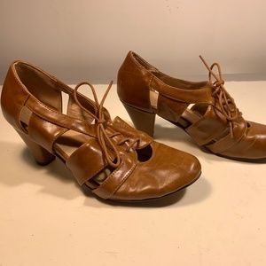 Chelsea Crew Women's Lace Up Cut Out Pump Size 39